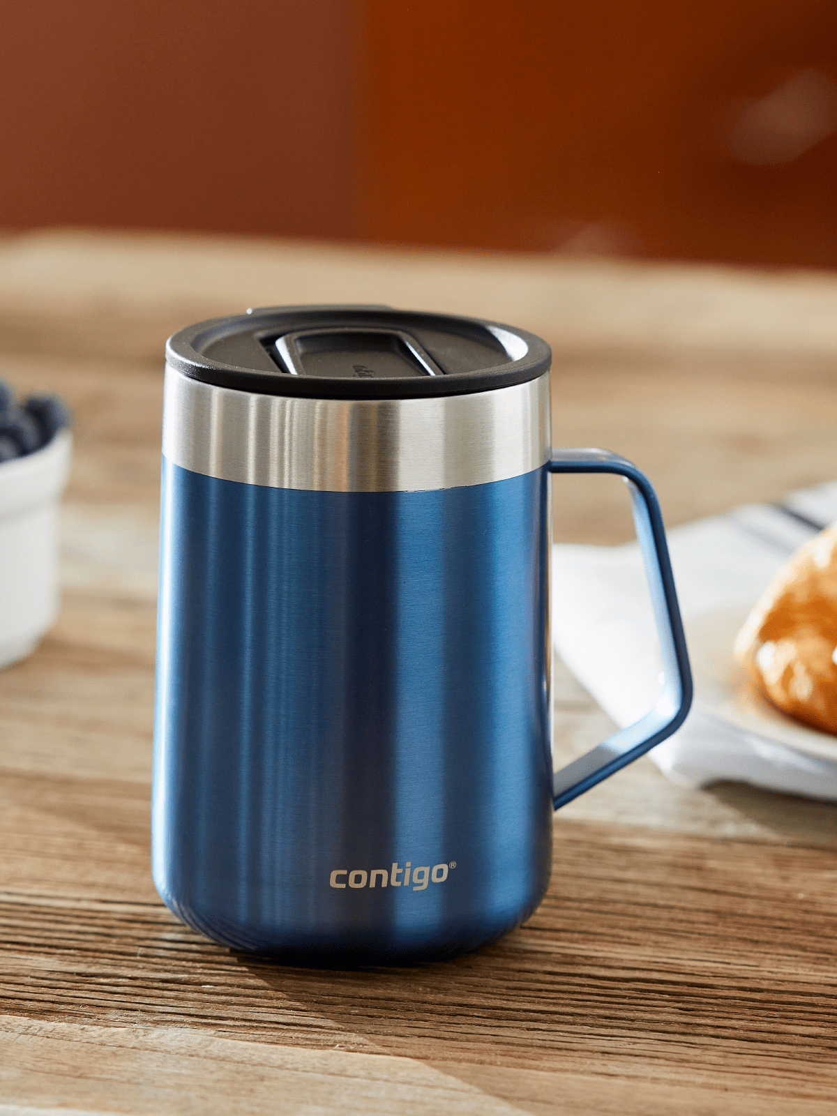 https://www.zabierzkoniecznie.pl/data/include/cms/Contigo-Streeterville/Niebieski/SAP-contigo-desk-mug-blue-corn-14oz-living-room-lifestyle-2-min.png?v=1659514346385