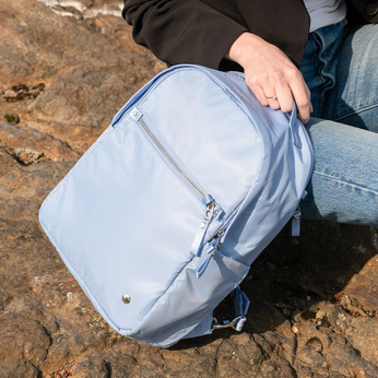 Plecak damski antykradzieżowy 10 L Pacsafe W - błękitny