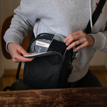Torba na ramię antykradzieżowa Pacsafe LS100 - czarna