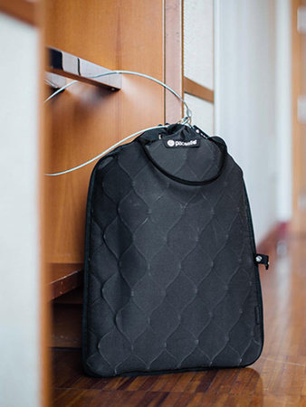 Sejf podróżny antykradzieżowy duży Pacsafe Travelsafe 12 l GII - czarny