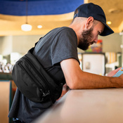 Saszetka nerka antykradzieżowa Pacsafe Vibe 100 - czarna