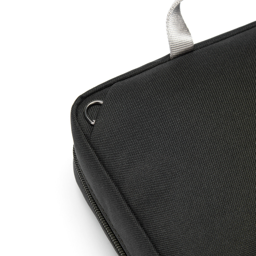 Organizer podróżny antykradzieżowy z recyklingu Pacsafe RFIDsafe - czarny