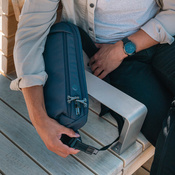 Plecak na jedno ramię antykradzieżowy Pacsafe V - granatowy