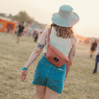 Biodrówka nerka antykradzieżowa Pacsafe Go - różowa