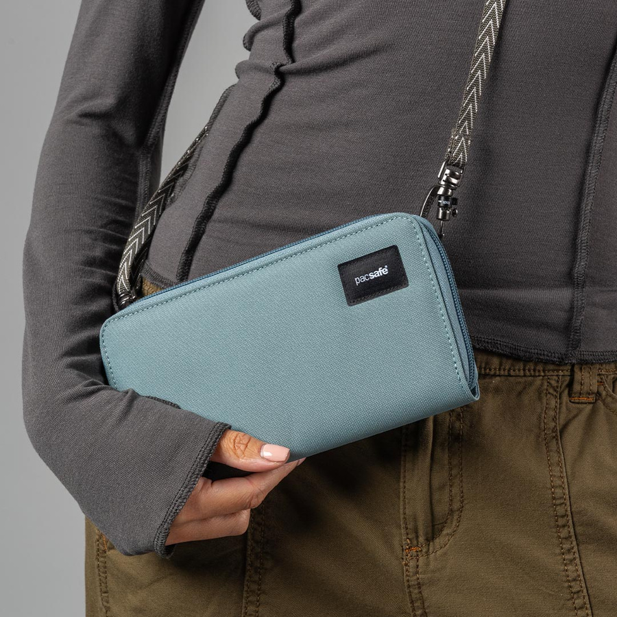 Portfel antykradzieżowy damski duży RFID Pacsafe - miętowy