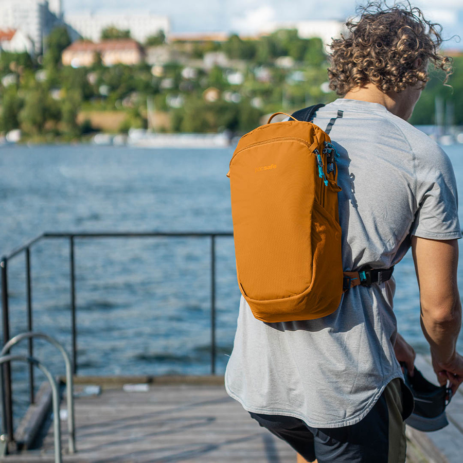 Plecak antykradzieżowy na jedno ramię Pacsafe ECO 12L - pomarańczowy z econylu
