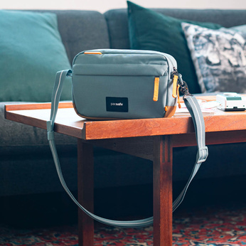 Torba antykradzieżowa miejska mała Pacsafe Go - miętowa