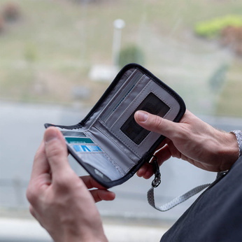 Portfel męski mały RFID Pacsafe V100 - czarny