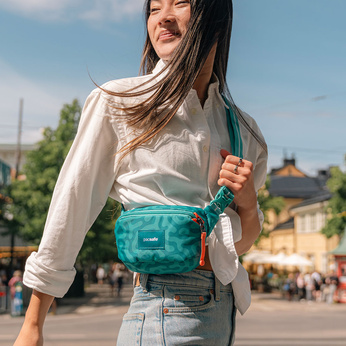 Biodrówka nerka antykradzieżowa Pacsafe Go - turkusowa