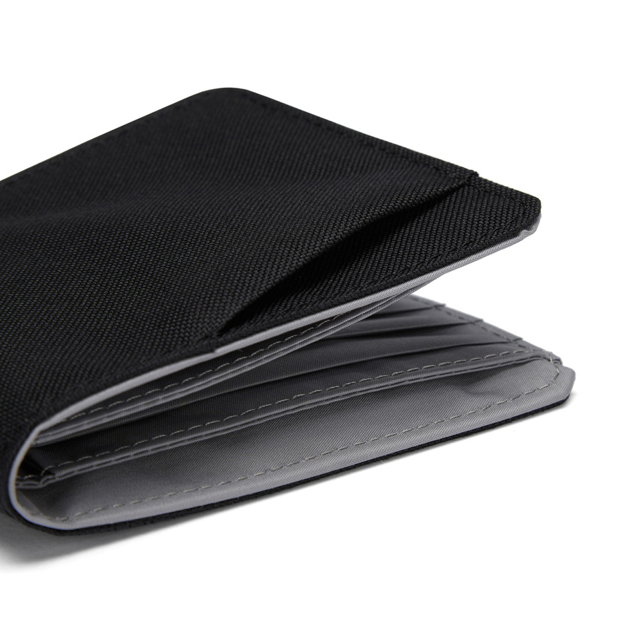 Portfel antykradzieżowy mały RFID Pacsafe - czarny