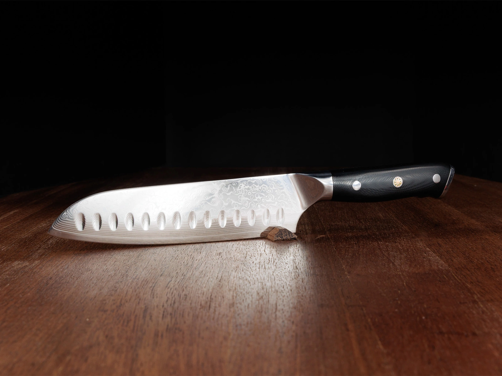 Nóż Santoku na desce