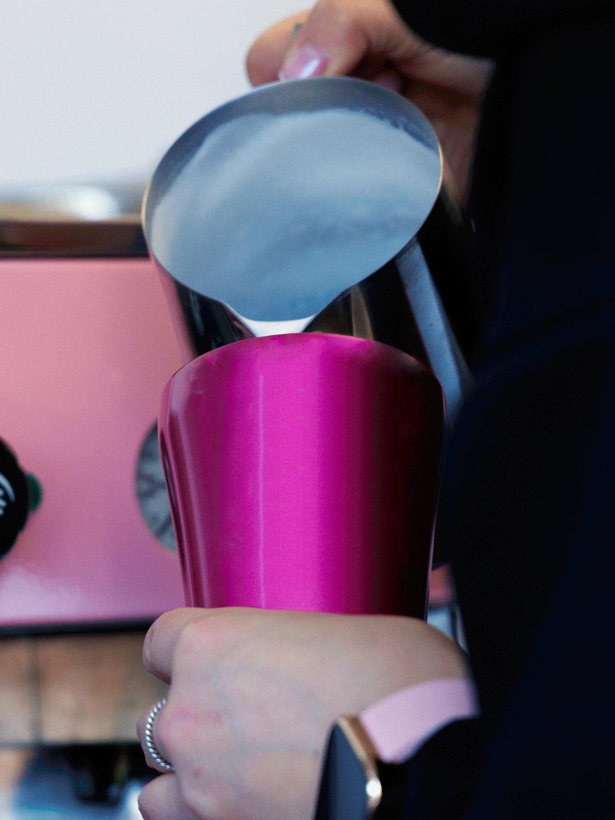 Nalewanie pianki z mleka do kubka termicznego Apollo