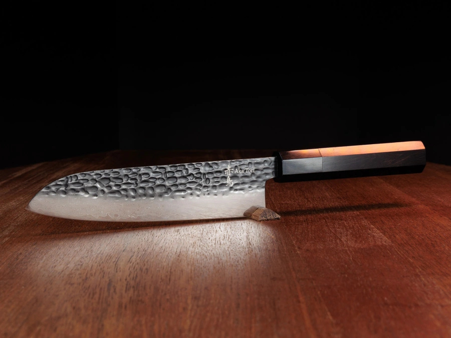 Nóż Santoku z grawerem Aka Tori ze stali damasceńskiej 7" - Tokyo Black