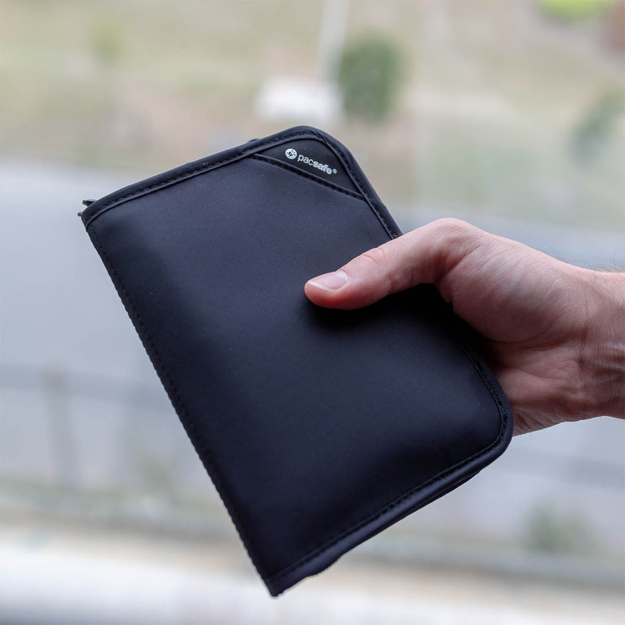 Portfel antykradzieżowy męski mały RFID Pacsafe V150 - czarny