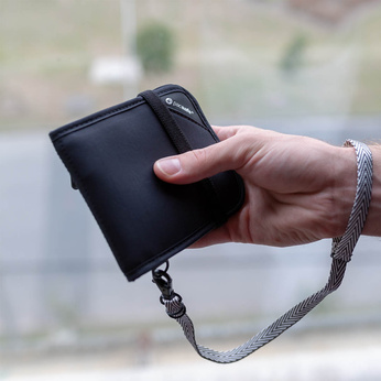 Portfel męski mały RFID Pacsafe V100 - czarny