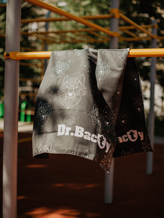 Ręcznik na siłownię szybkoschnący dwustronny Dr.Bacty 70x140 - Wilki