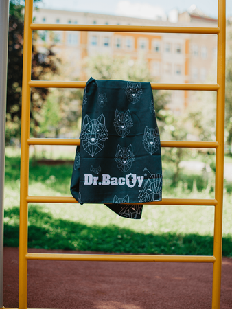 Ręcznik na siłownię szybkoschnący dwustronny Dr.Bacty 70x140 - Wilki