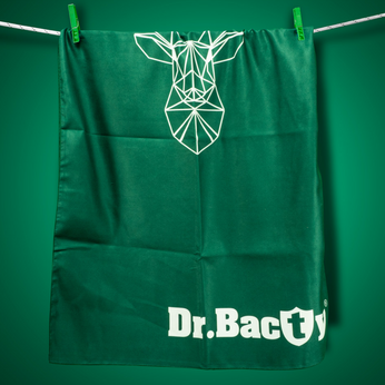 Ręcznik na siłownię z mikrofibry antybakteryjny dwustronny Dr.Bacty 60x130 - Jeleń Biały